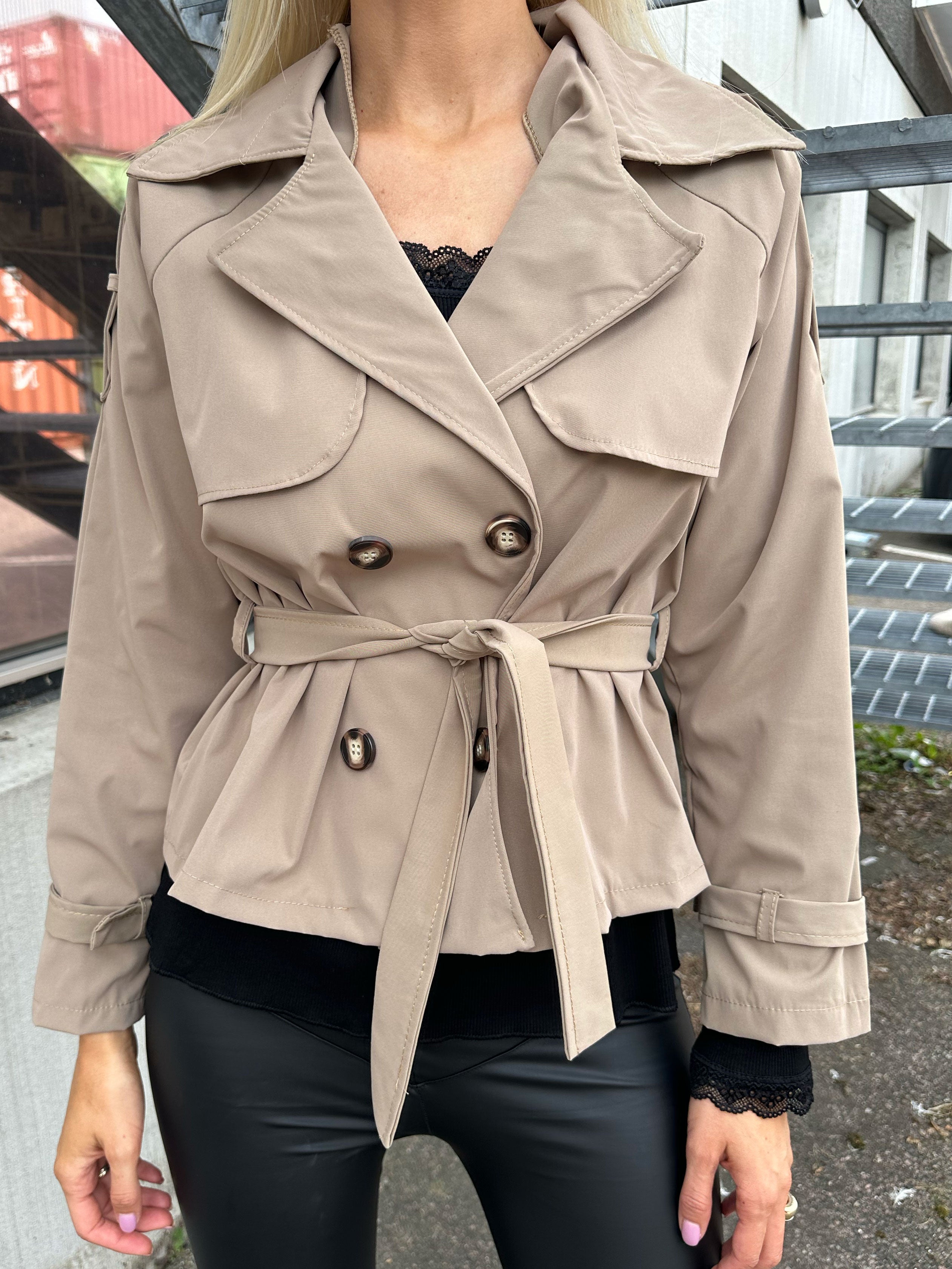 Carmen - Kort trenchcoat med knappar